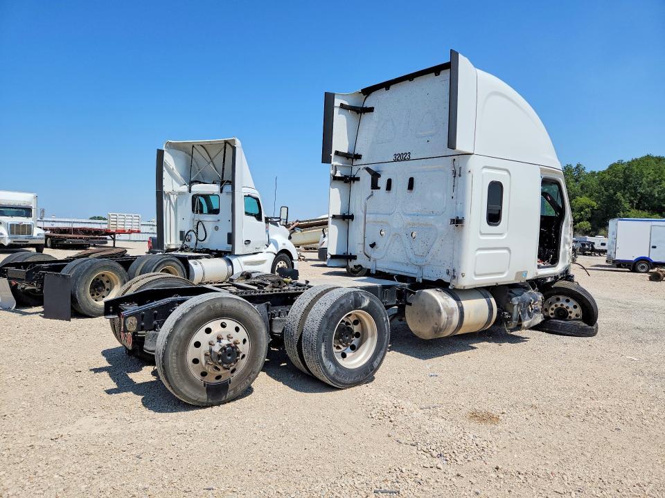 2022 Freightliner Cascadia 116 Truck Cab AND Chassis