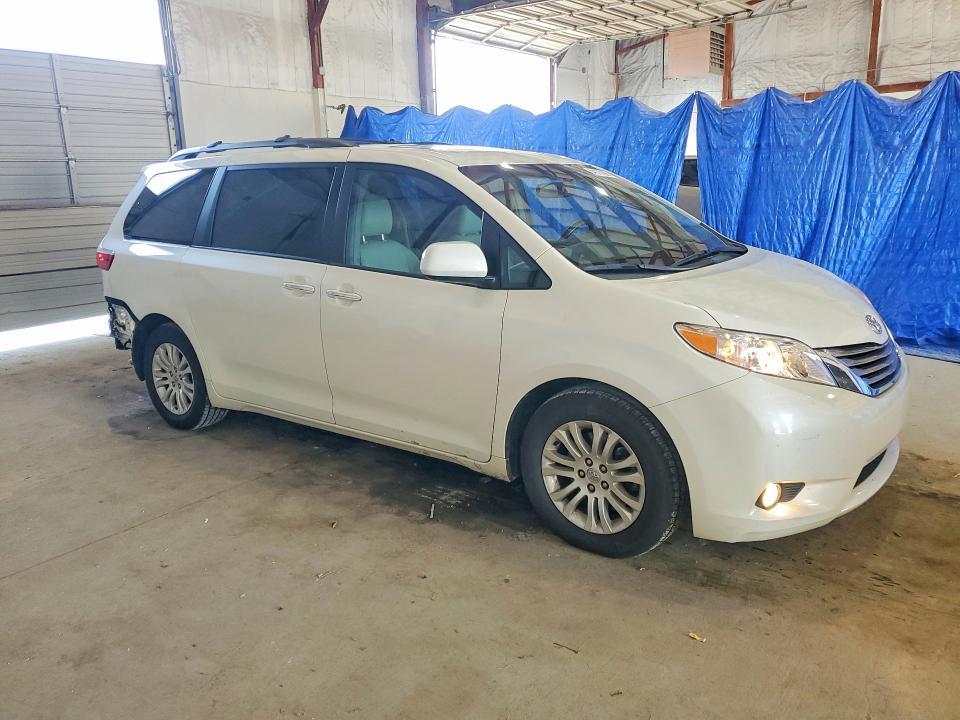 2015 Toyota Sienna xle 8-passenger