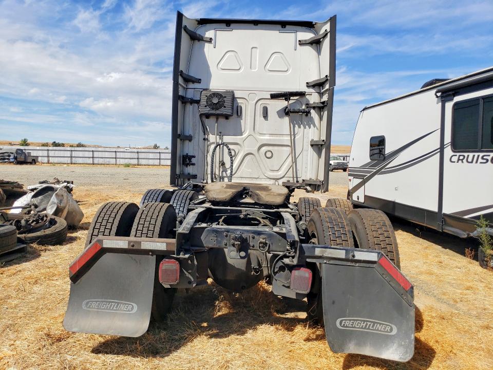 2019 Freightliner Cascadia 126