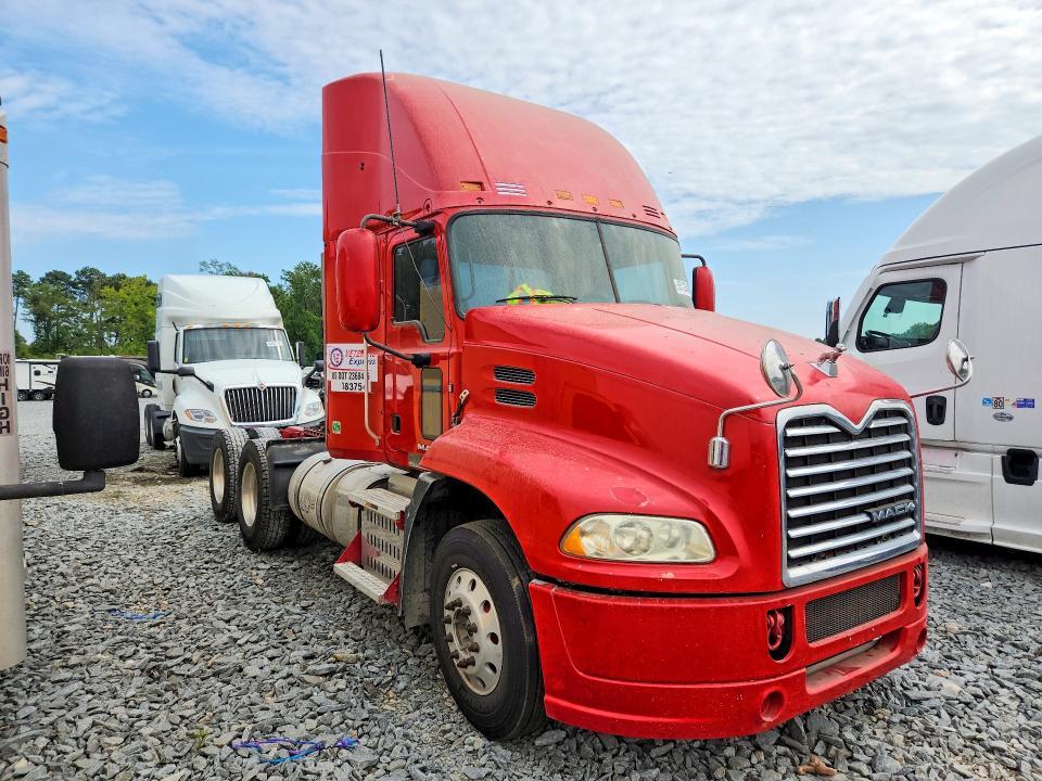 2015 Mack CXU613 Semi Truck