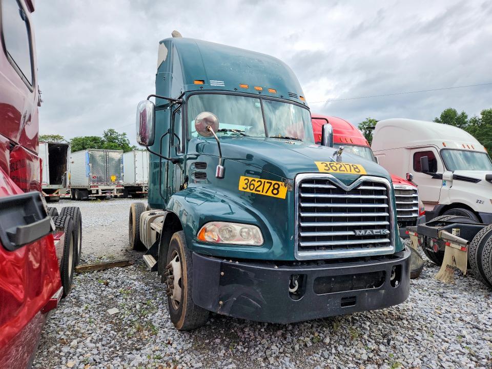 2017 Mack CXU612 Semi Truck