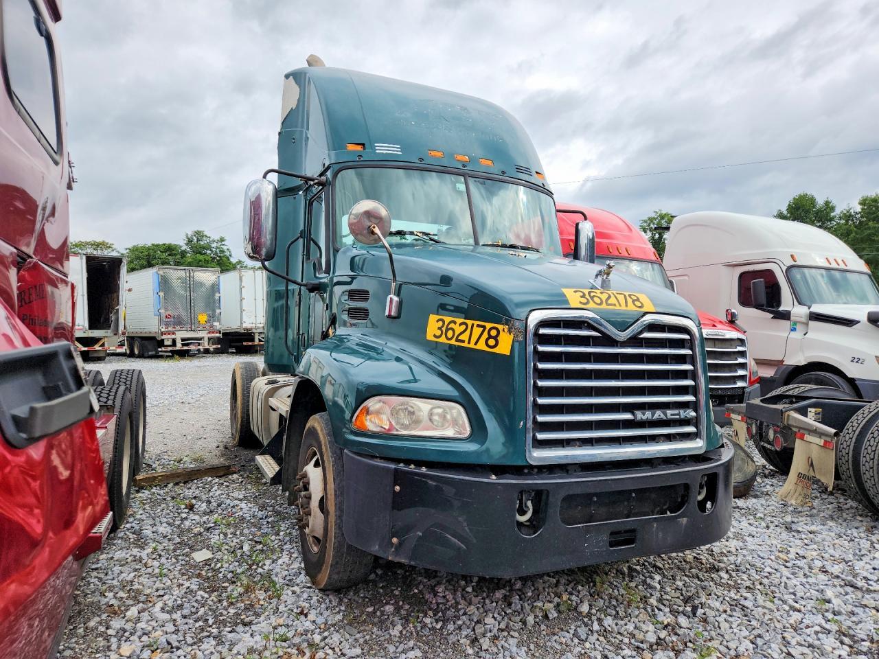 2017 Mack CXU612 Semi Truck