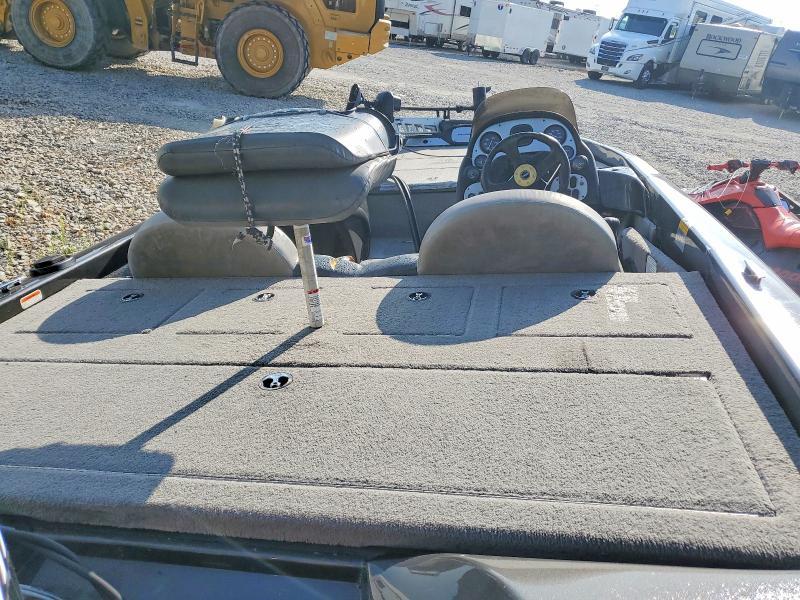 2005 Tracker Boat