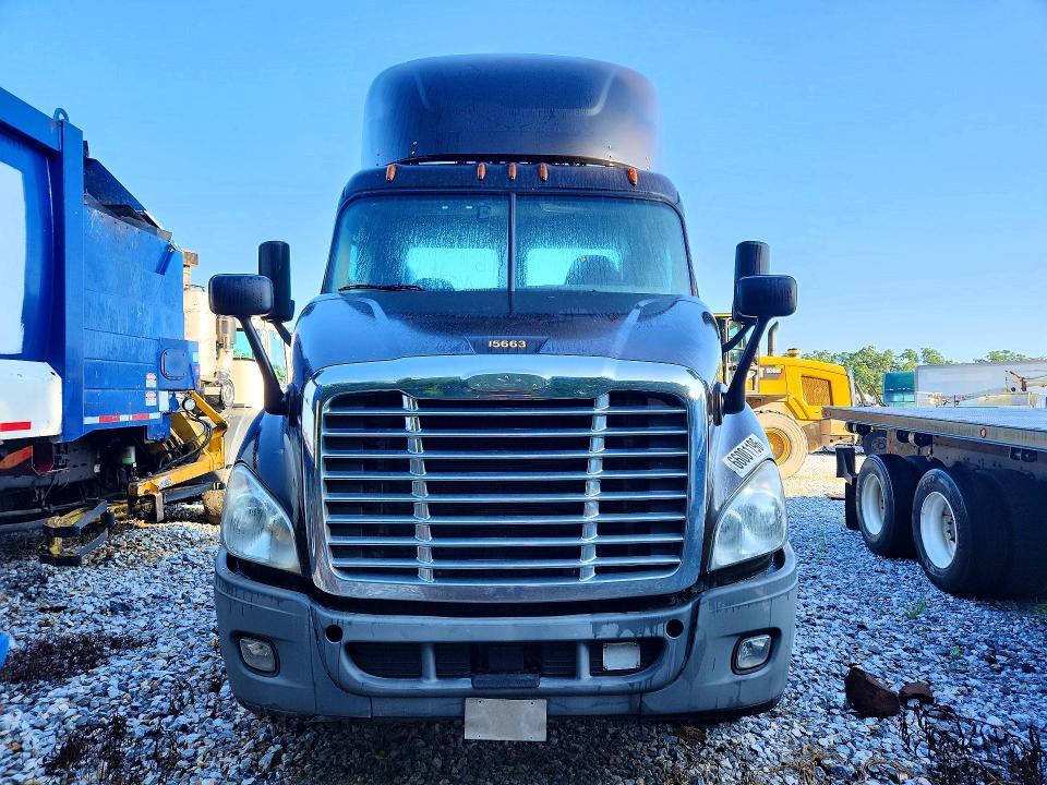 2017 Freightliner Cascadia 113 Semi Truck