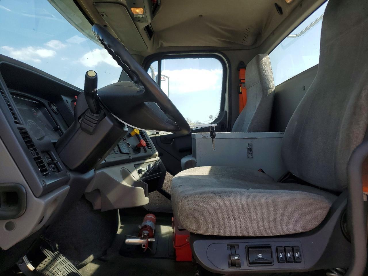 2018 Freightliner Business Class M2 Semi Truck