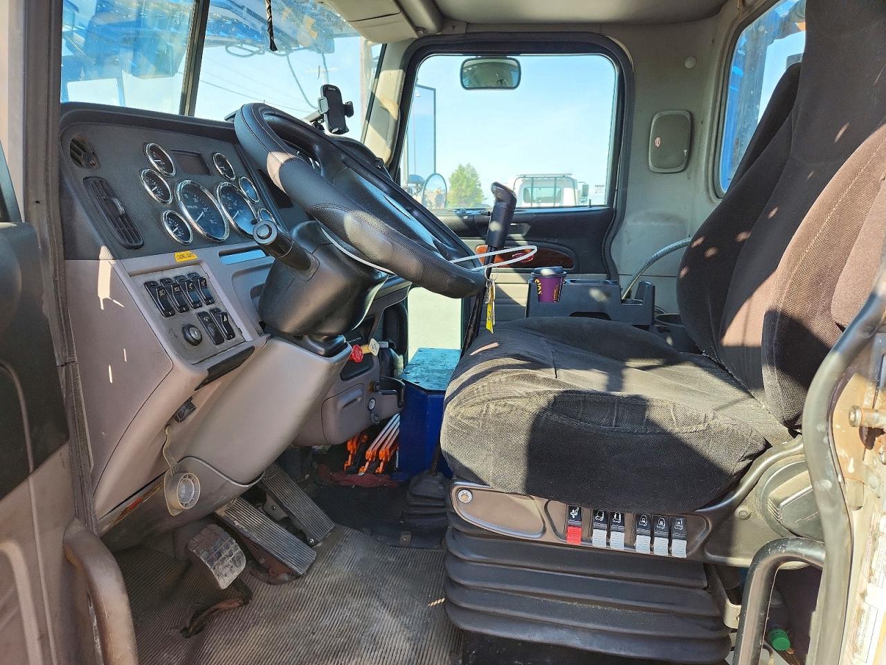 2012 Peterbilt 365 Car Hauler Truck