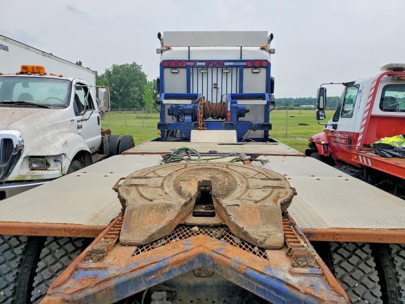 2004 Freightliner Columbia Semi Truck