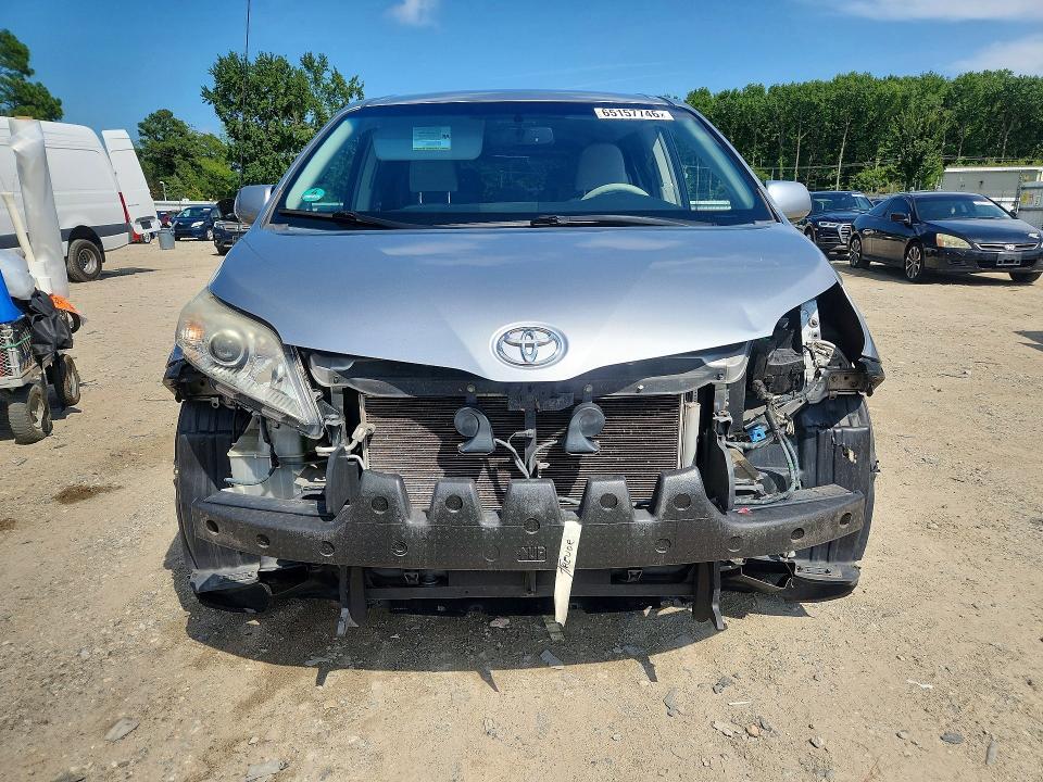 2011 Toyota Sienna le