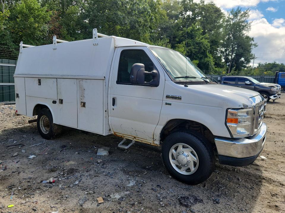 2012 Ford Econoline E350 Super Duty Cutaway Van