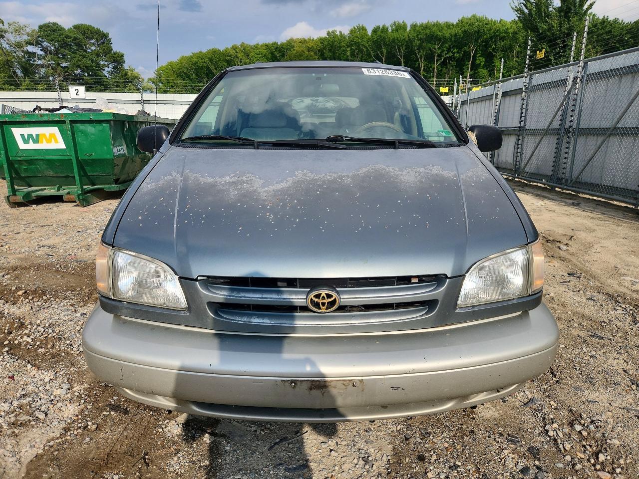 2000 Toyota Sienna xle