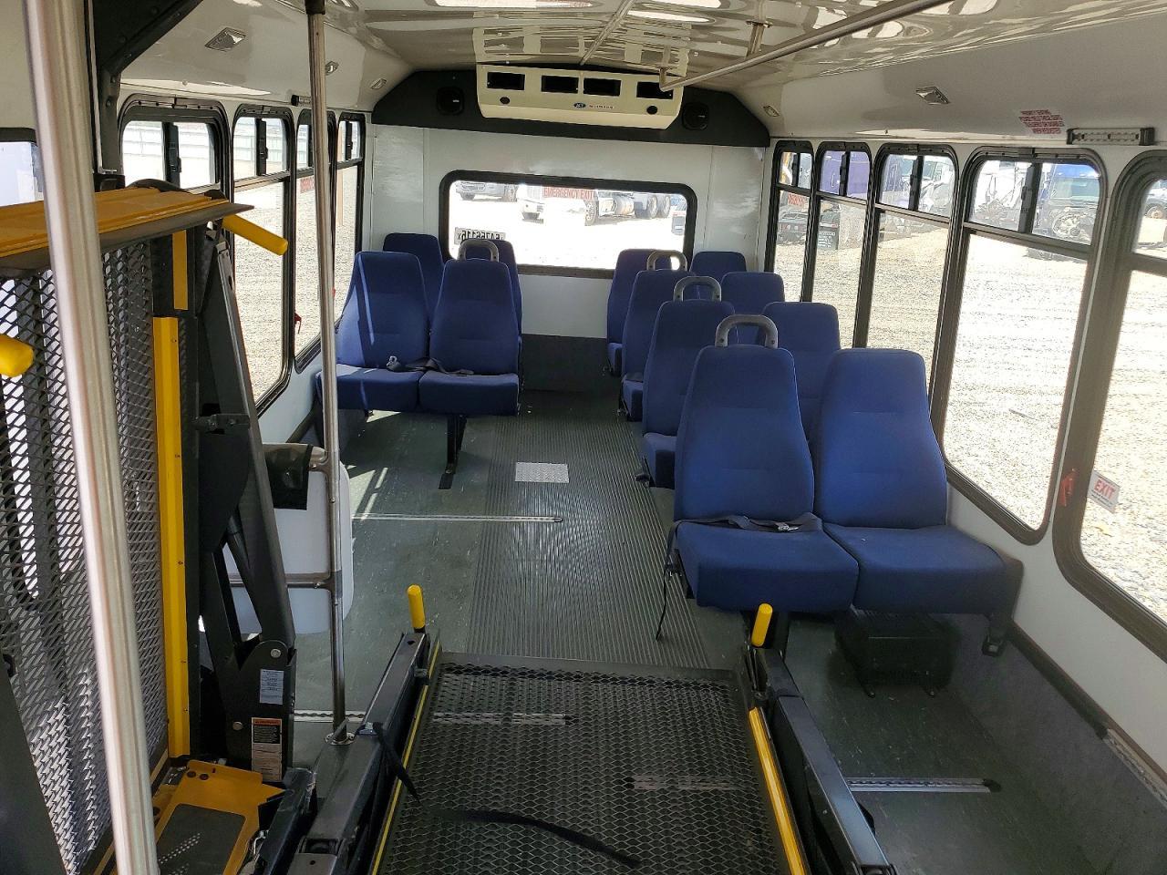 2012 Ford Econoline E450 Super Duty Cutaway Van