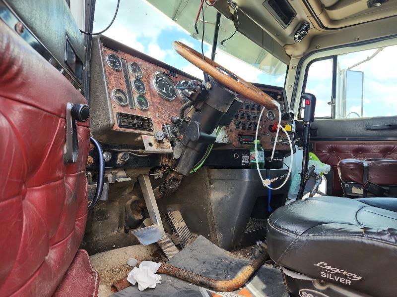 1999 International 9900 Semi Truck