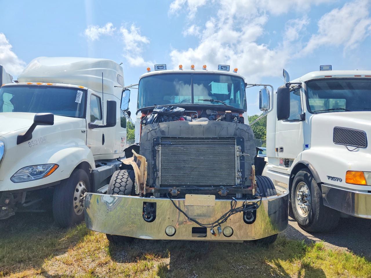 2016 Mack CXU613 Semi Truck