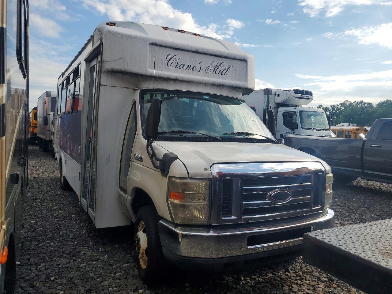 2011 Ford Econoline E450 Super Duty Cutaway Van
