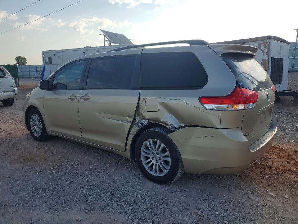 2014 Toyota Sienna xle 8-passenger