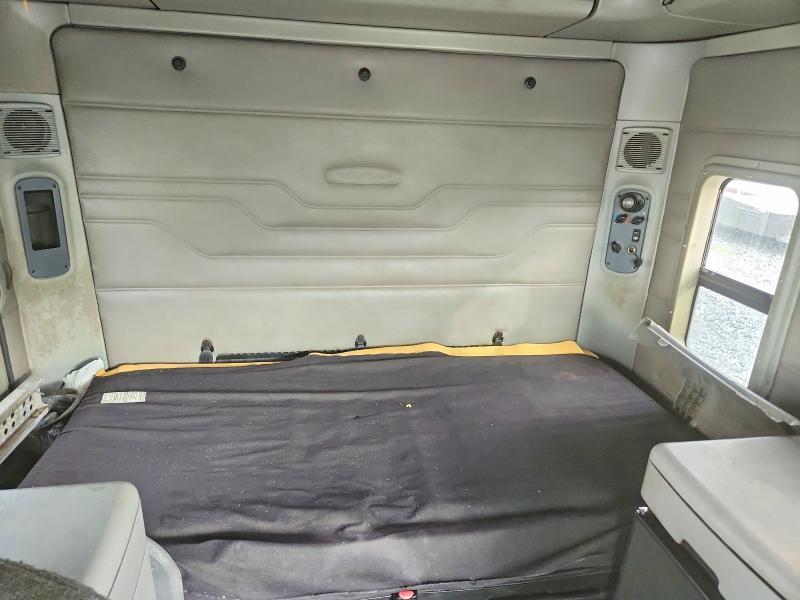 2005 Freightliner Columbia 120 Semi Truck