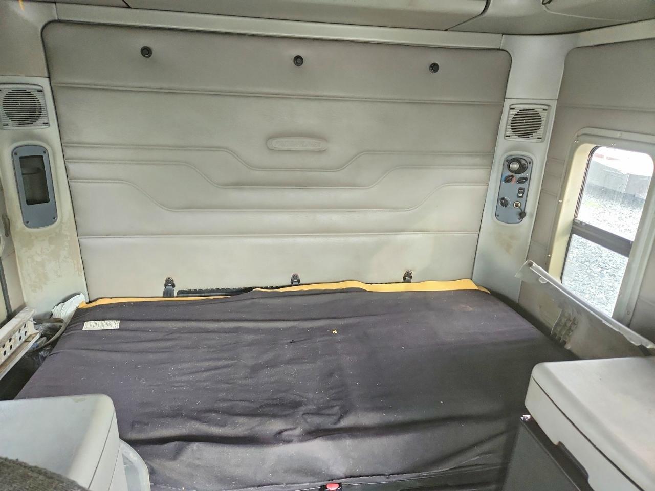 2005 Freightliner Columbia 120 Semi Truck