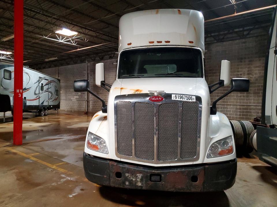 2017 Peterbilt 579 Semi Truck