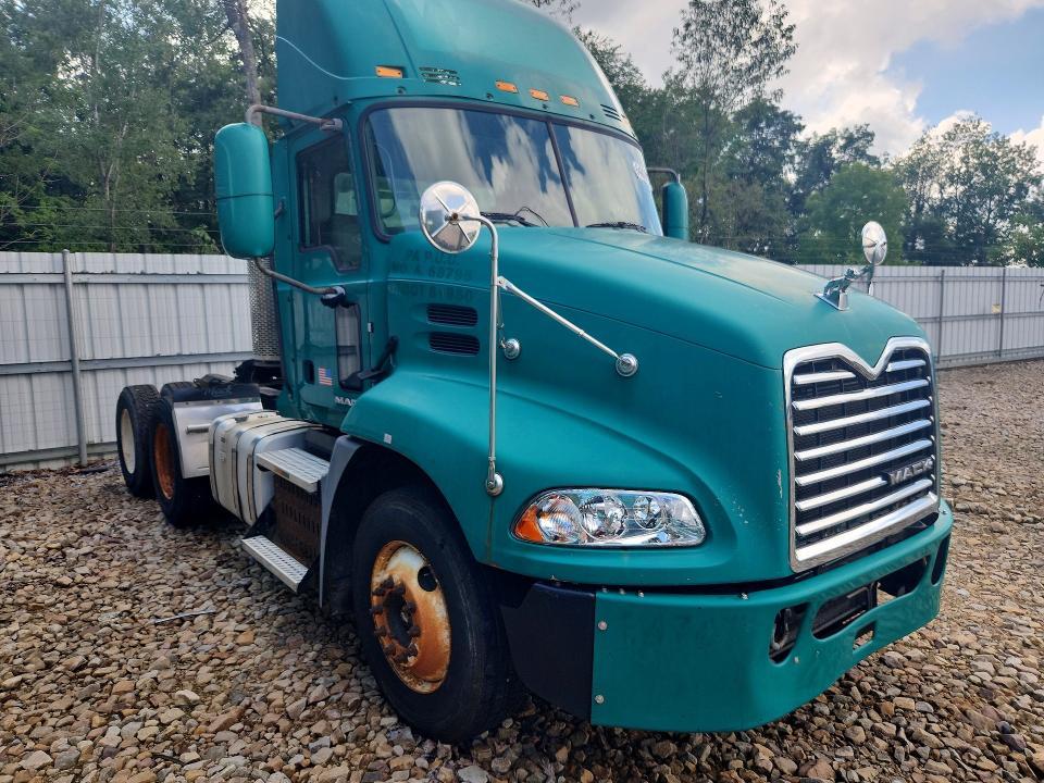 2015 Mack CXU613 Semi Truck