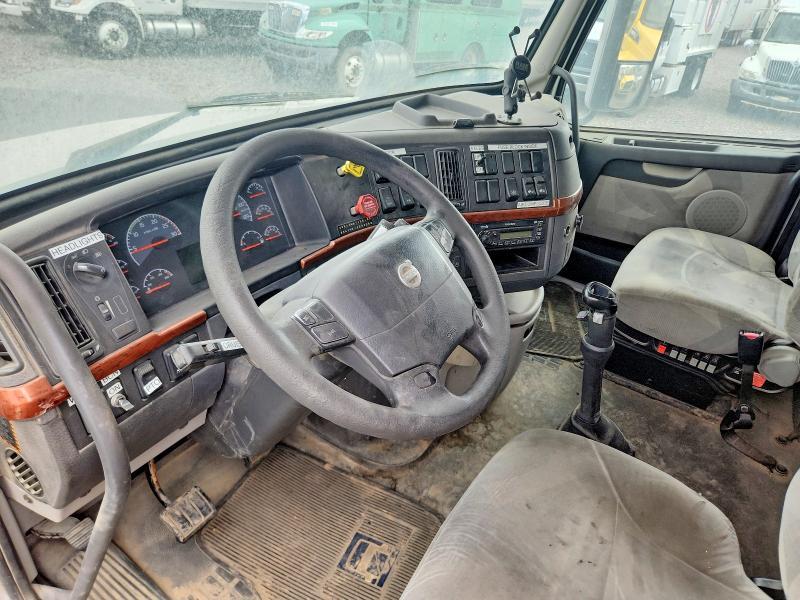 2008 Volvo VNL Semi Truck