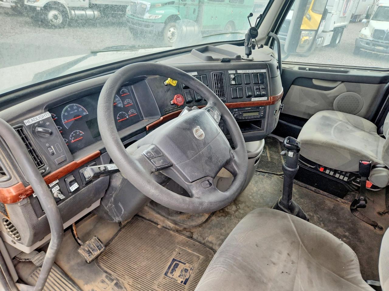 2008 Volvo VNL Semi Truck
