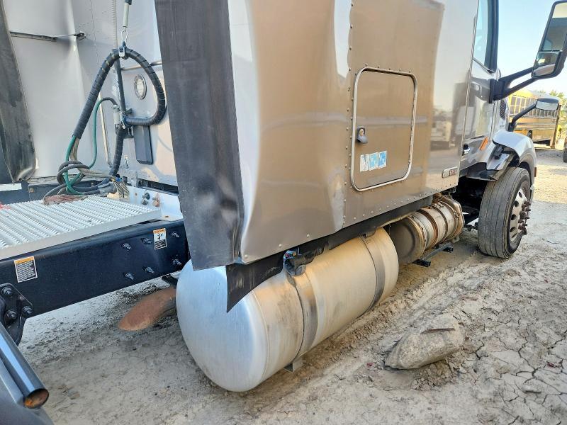2020 Peterbilt 579 Semi Truck