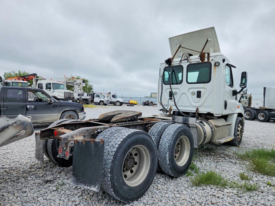 2016 Freightliner Cascadia 1-Semi Truck
