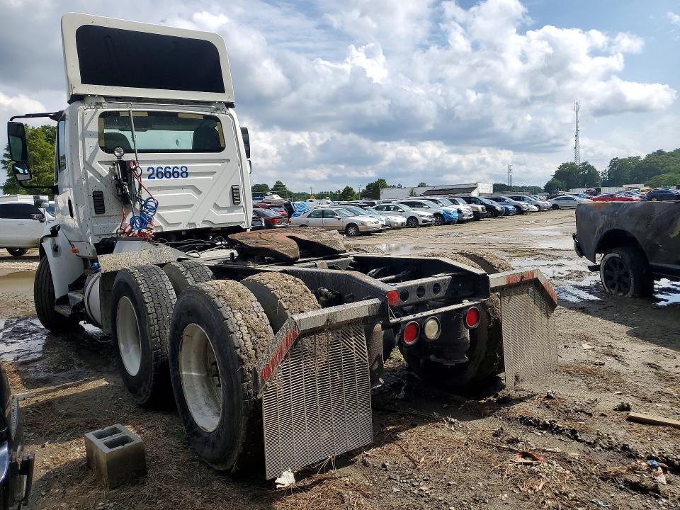 2015 International 8600 Semi Truck