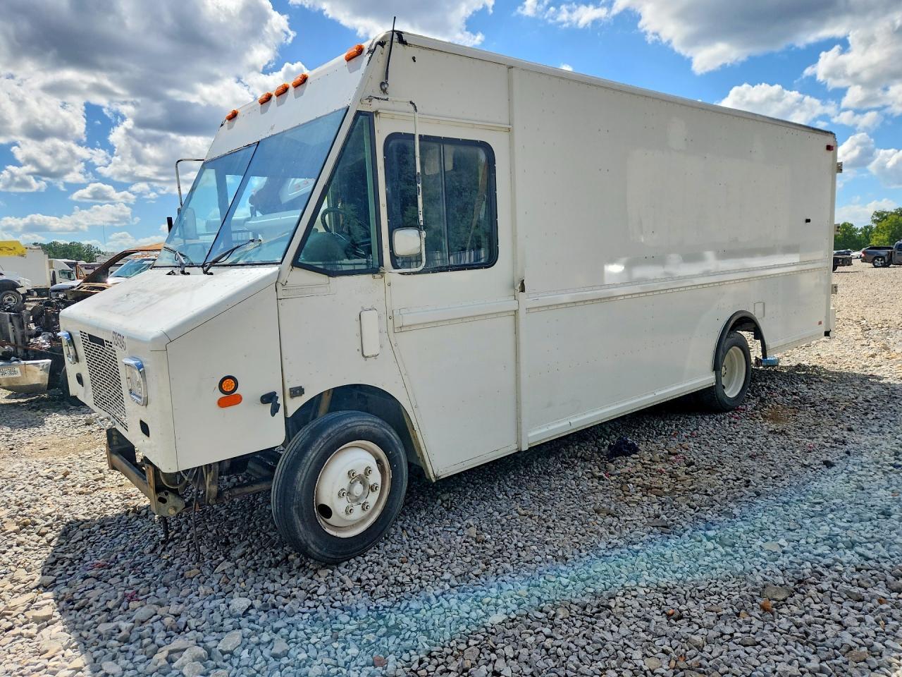 2000 Freightliner MT45 Chassis Delivery Truck