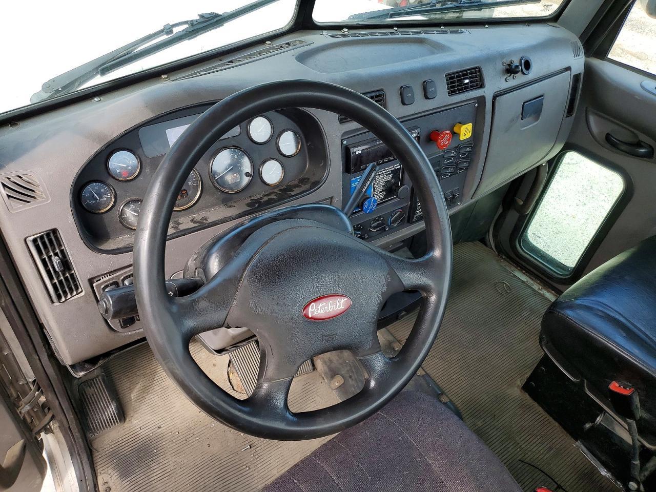 2017 Peterbilt 348