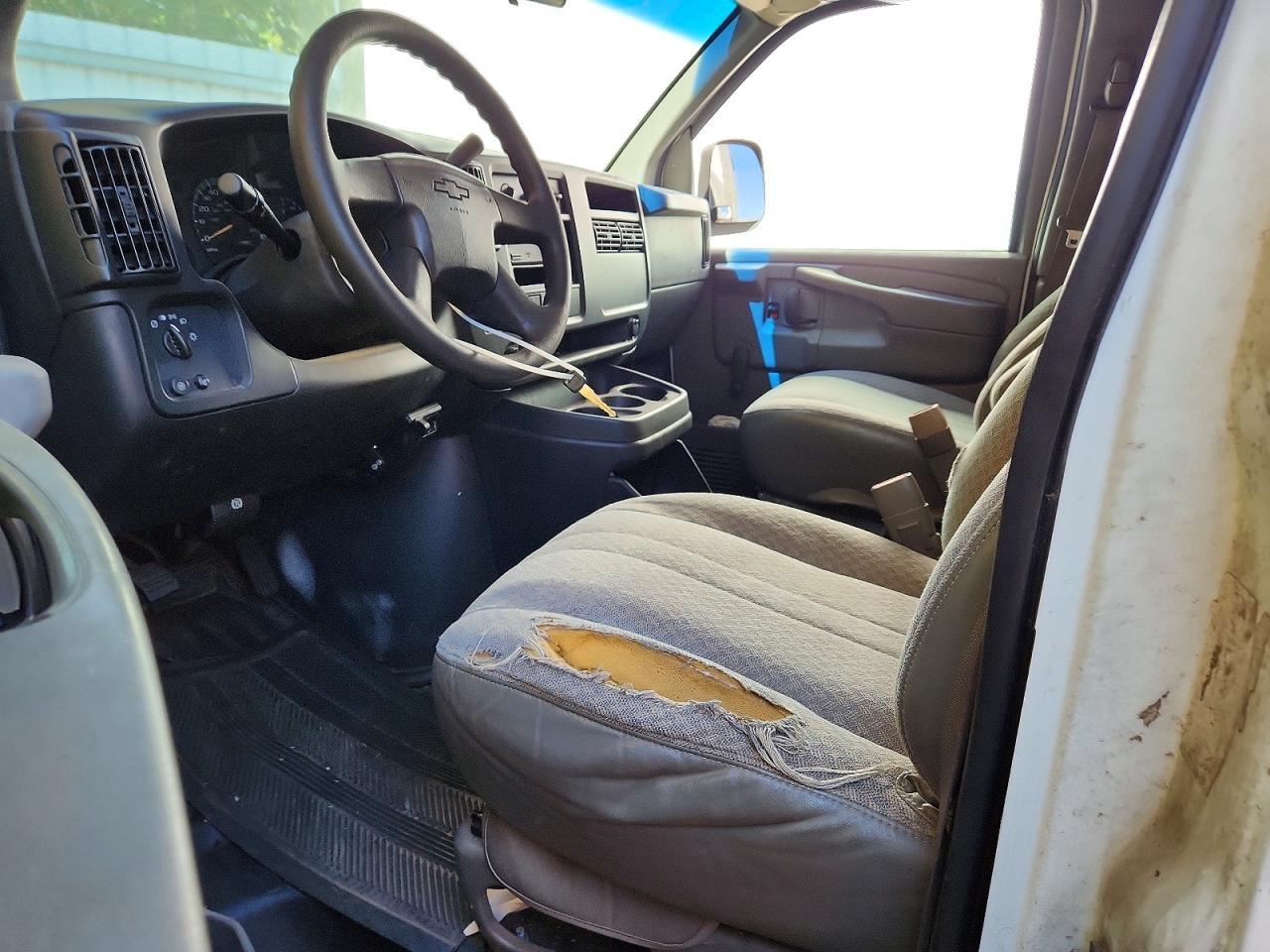 2003 Chevrolet Express 2500 Cargo BOX Truck
