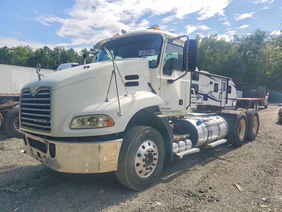 2013 Mack CXU613 Semi Truck