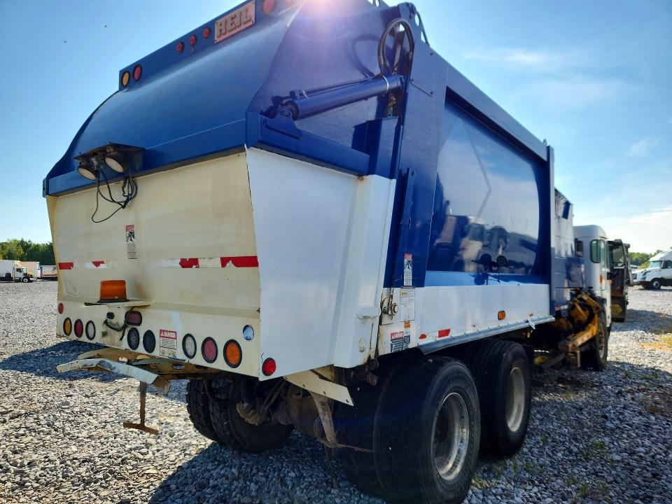 2016 Peterbilt 320