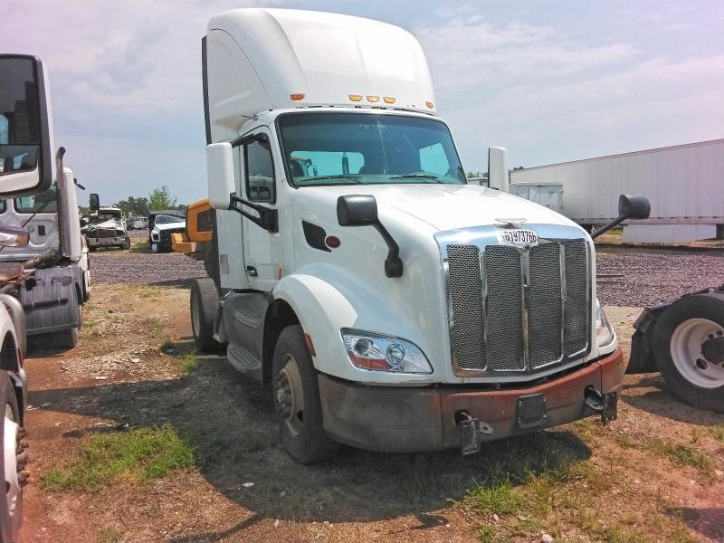 2017 Peterbilt 579 Semi Truck