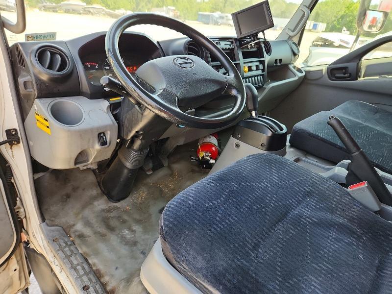 2017 Hino 195 BOX Truck