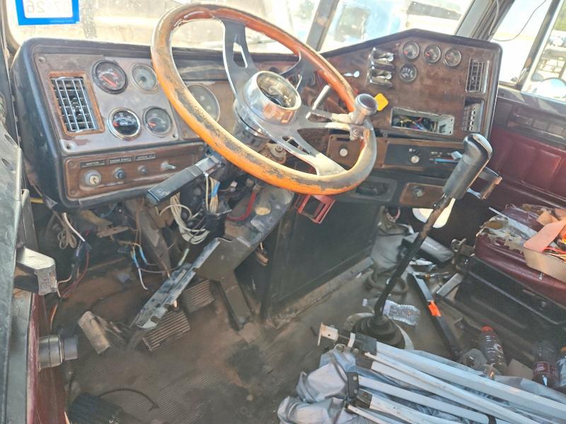1991 Freightliner FLD120 Semi Truck