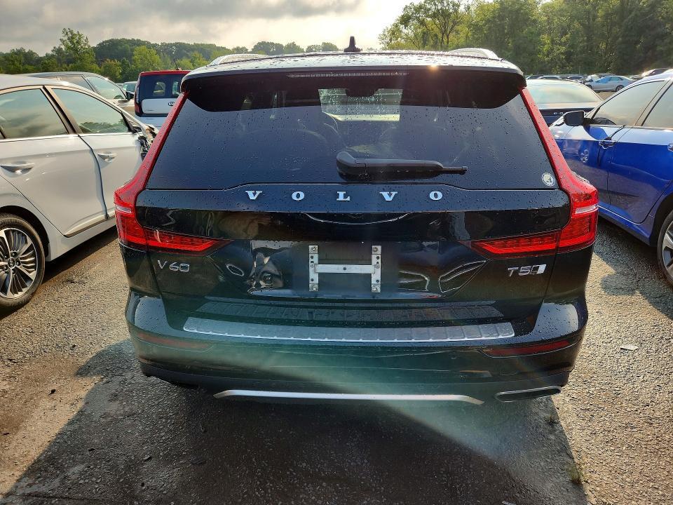 2020 Volvo V60 Cross Country T5 Momentum
