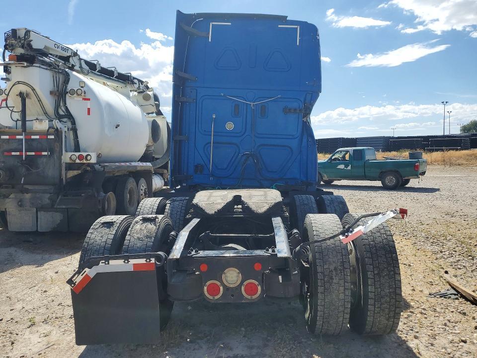 2020 Freightliner Cascadia 126