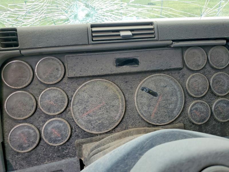 2004 Freightliner Columbia Semi Truck