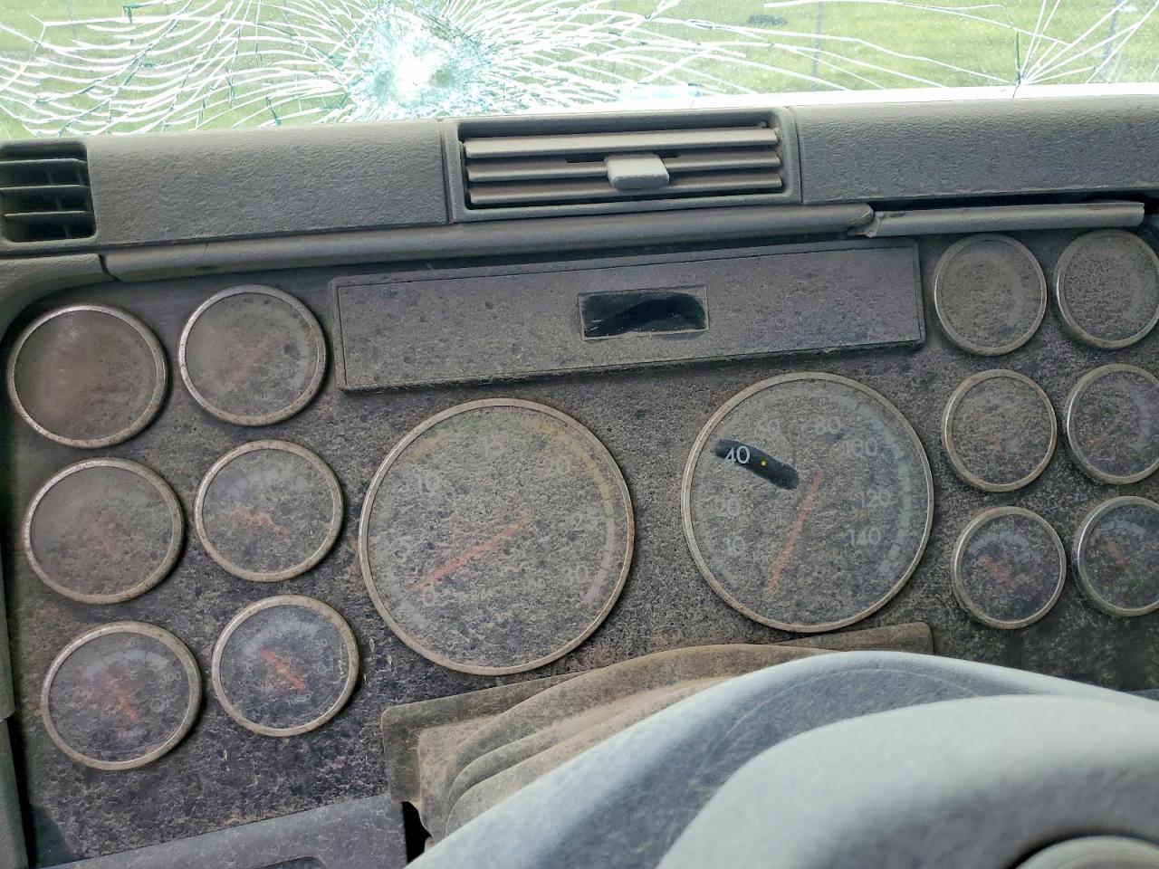 2004 Freightliner Columbia Semi Truck