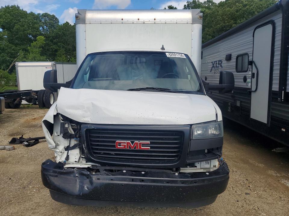 2022 GMC Savana CUT-BOX Truck