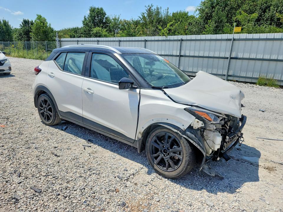 2022 Nissan Kicks sv