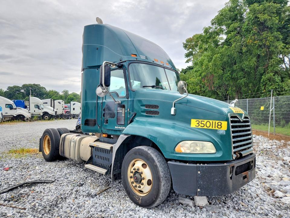 2016 Mack CXU612 Semi Truck