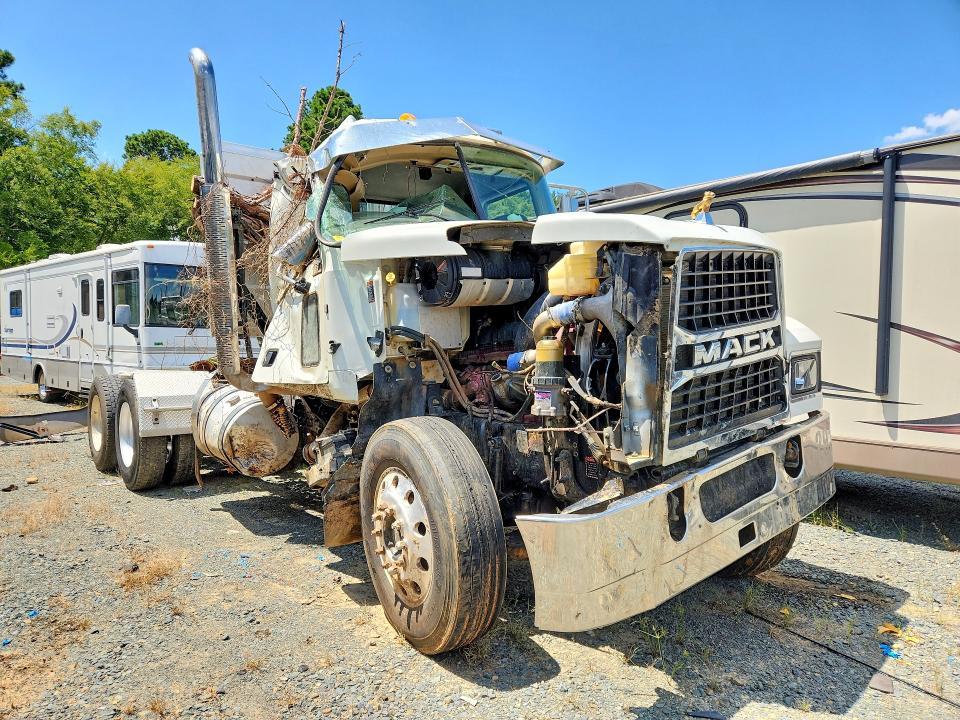 2022 Mack Pinnacle Semi Truck