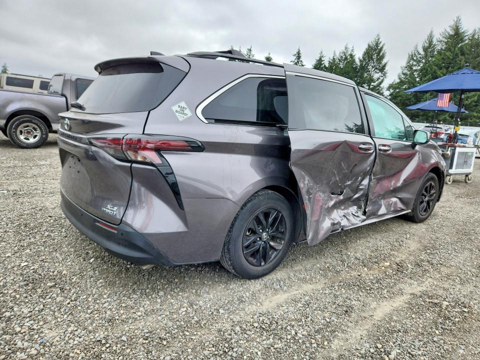 2023 Toyota Sienna xle