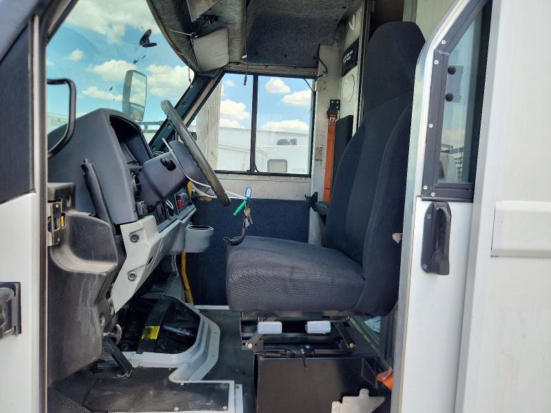 2016 Isuzu Reach Delivery Truck