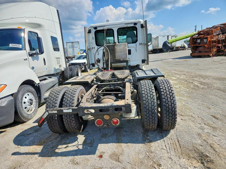 2015 Freightliner Cascadia Semi Truck