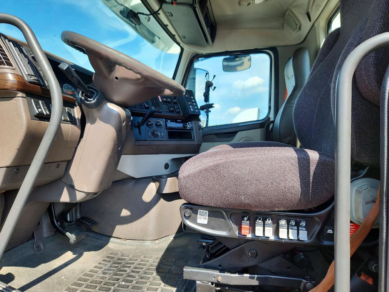 2017 Volvo VNL Semi Truck
