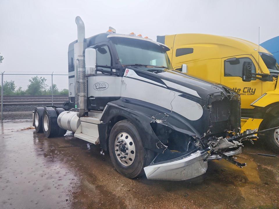 2025 Kenworth T680 Semi Truck