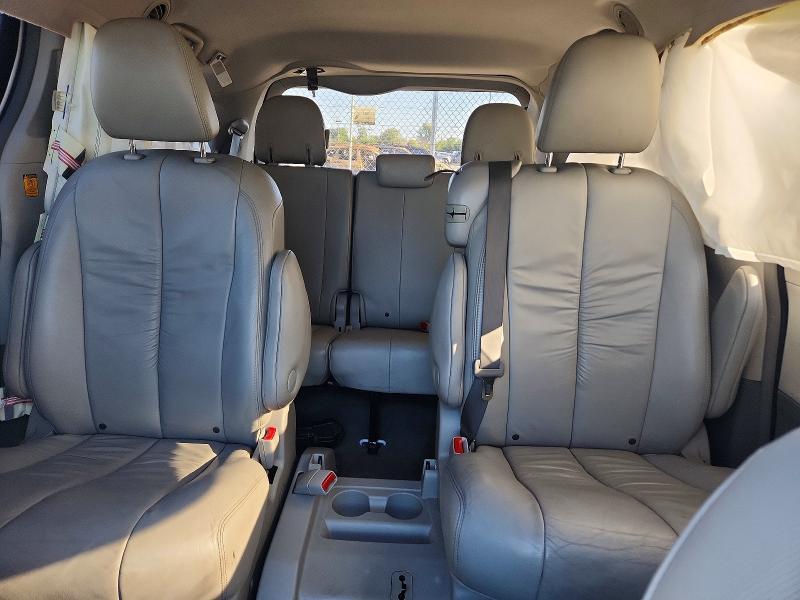 2011 Toyota Sienna xle 8-passenger